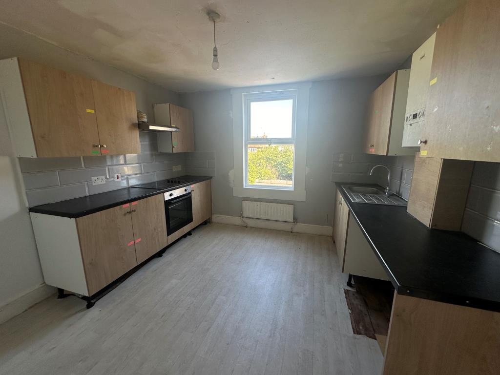 Lot: 88 - FREEHOLD BLOCK OF TWO LARGE THREE-BEDROOM FLATS - Maisonette kitchen